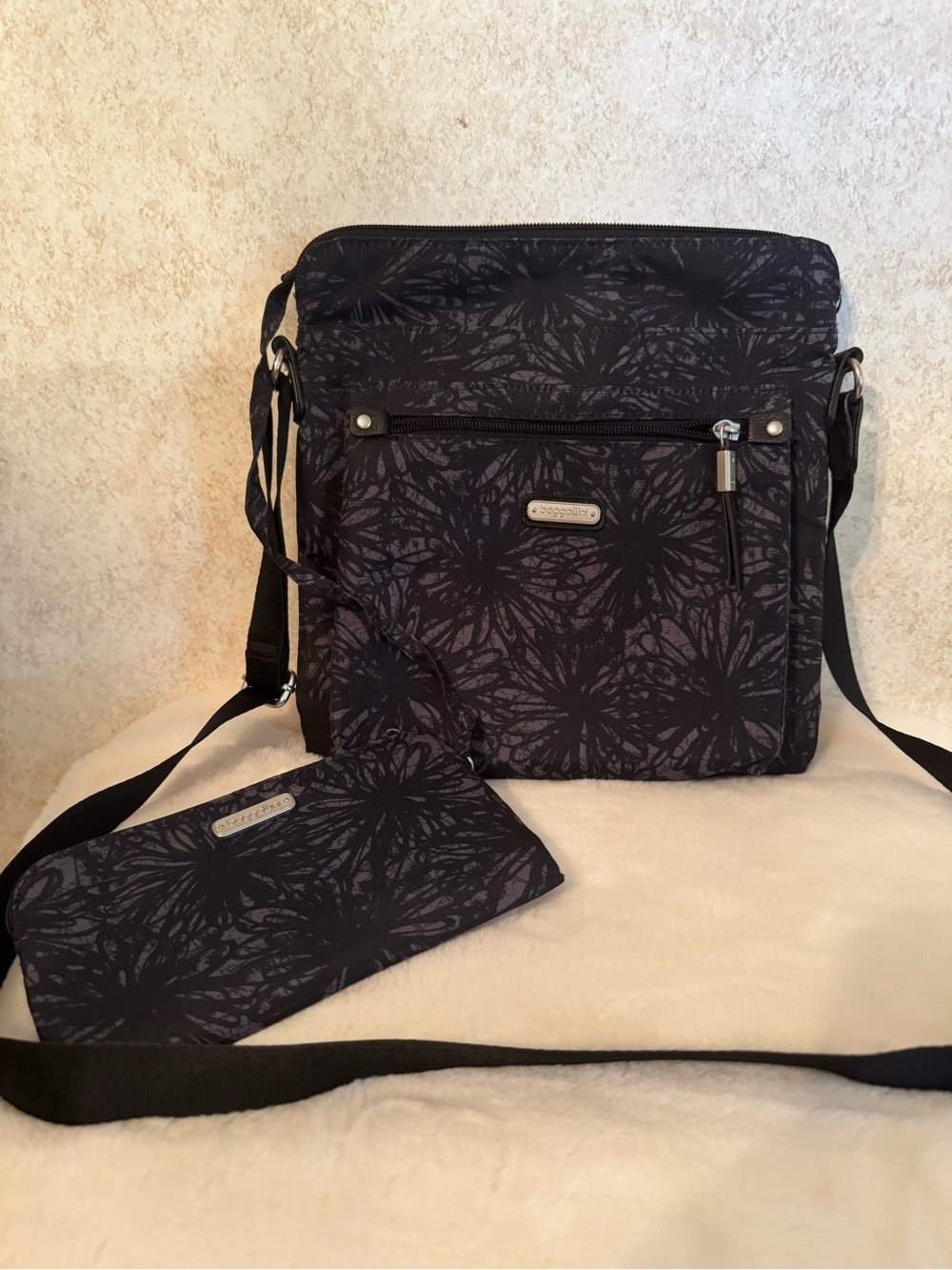 Baggallini Black Grey lavender Floral-Print Crossbody with Front Zip NWOT